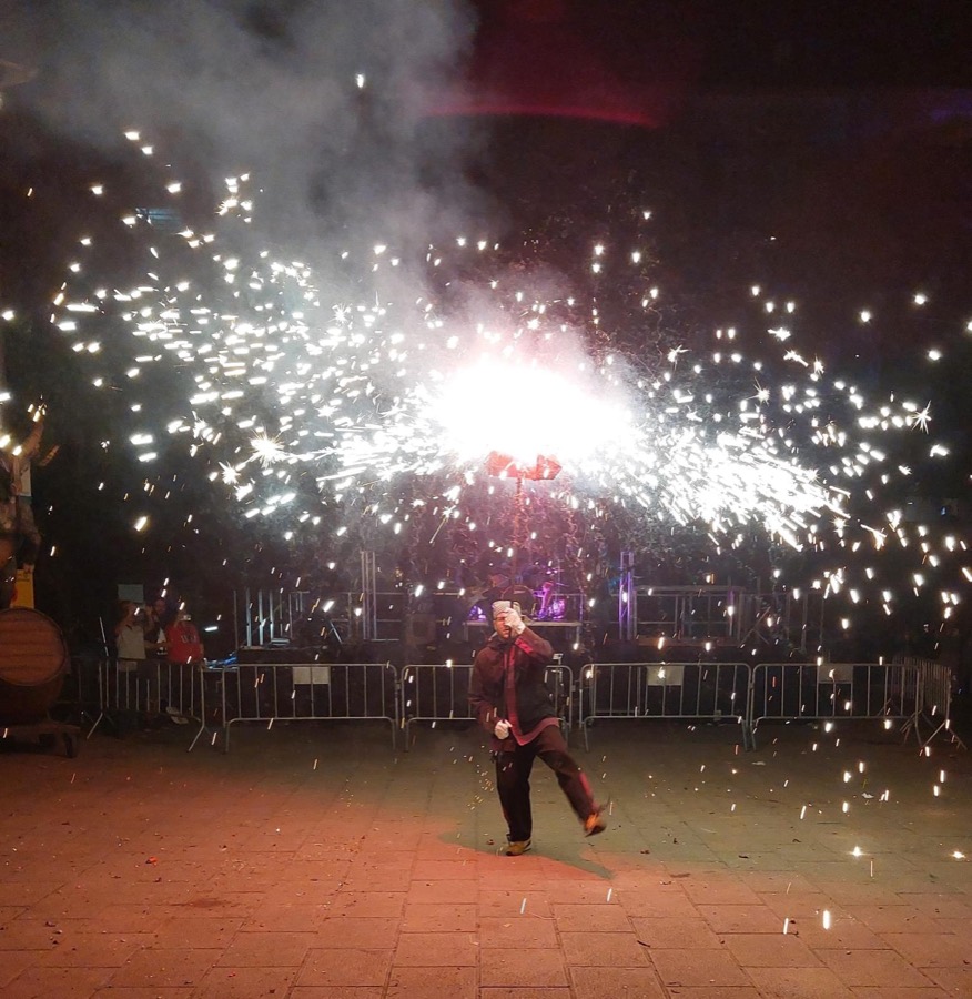 Un diable de KABRA fent ballar una carretilla davant de l'escenari de la festa major